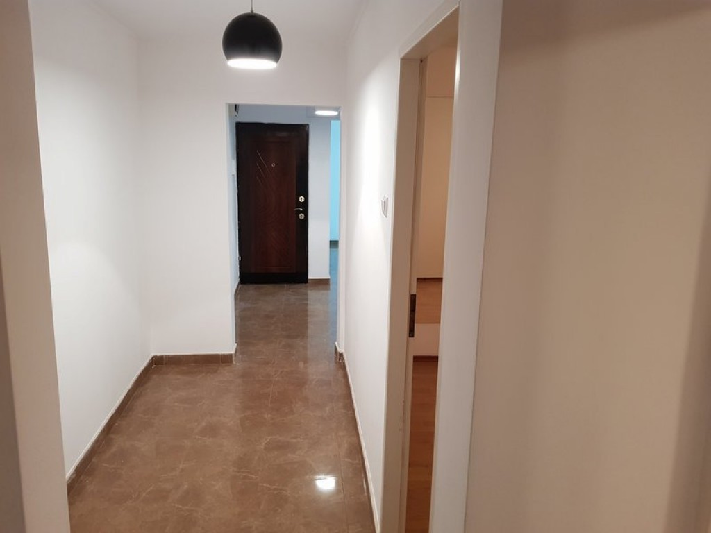 Aparatorii Patriei Apartament 4 camere,Nemobilat, renovat