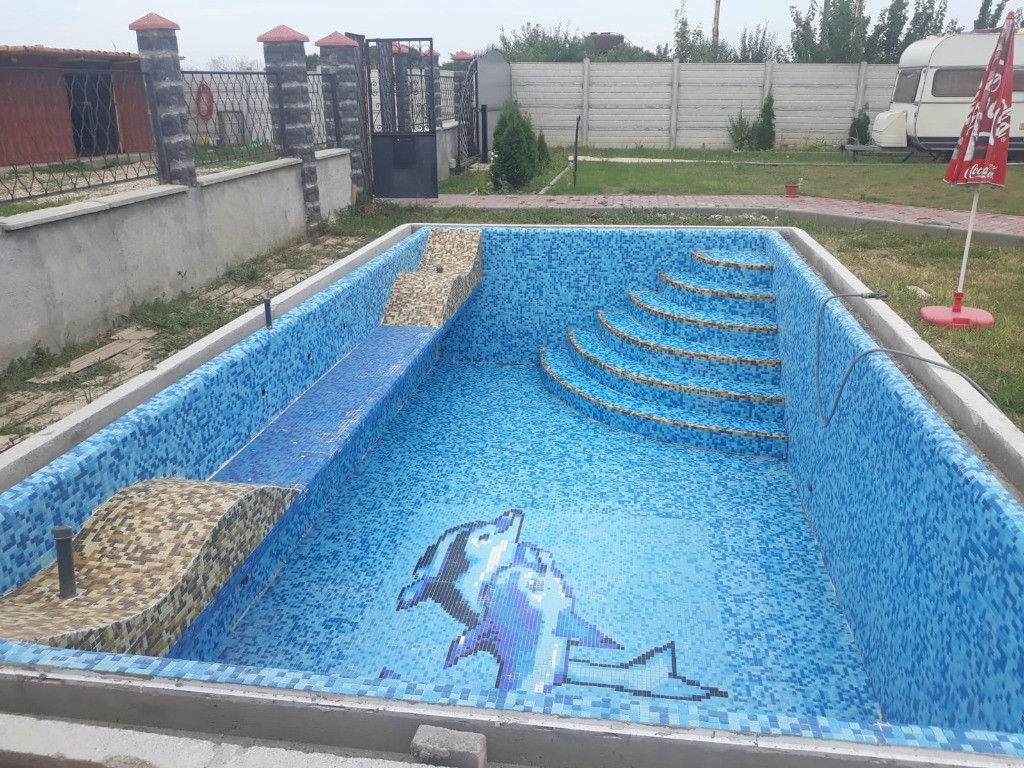 Casa partial la rosu , piscina , filigorie , 2600 mp teren