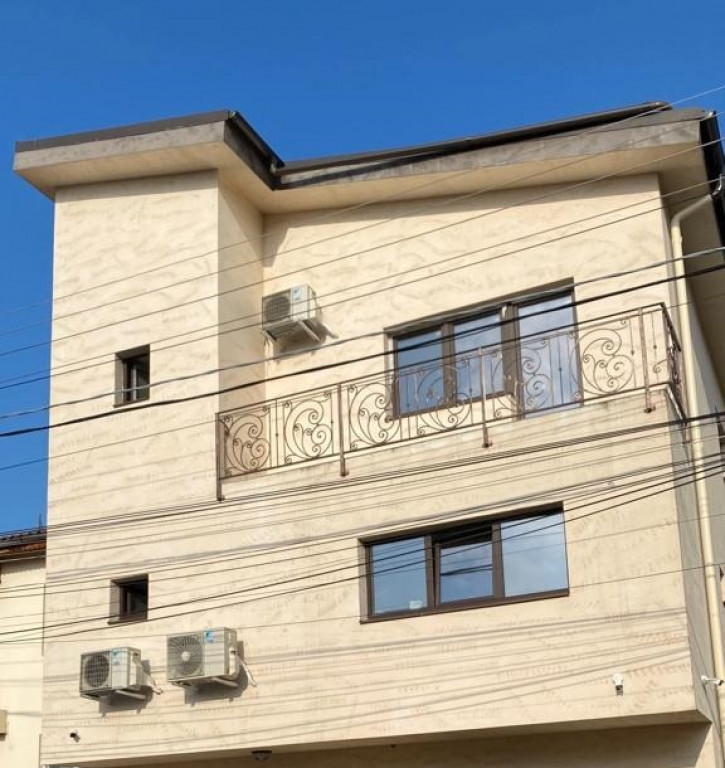 Vitan casa spatioasa,compusa din 6 camere