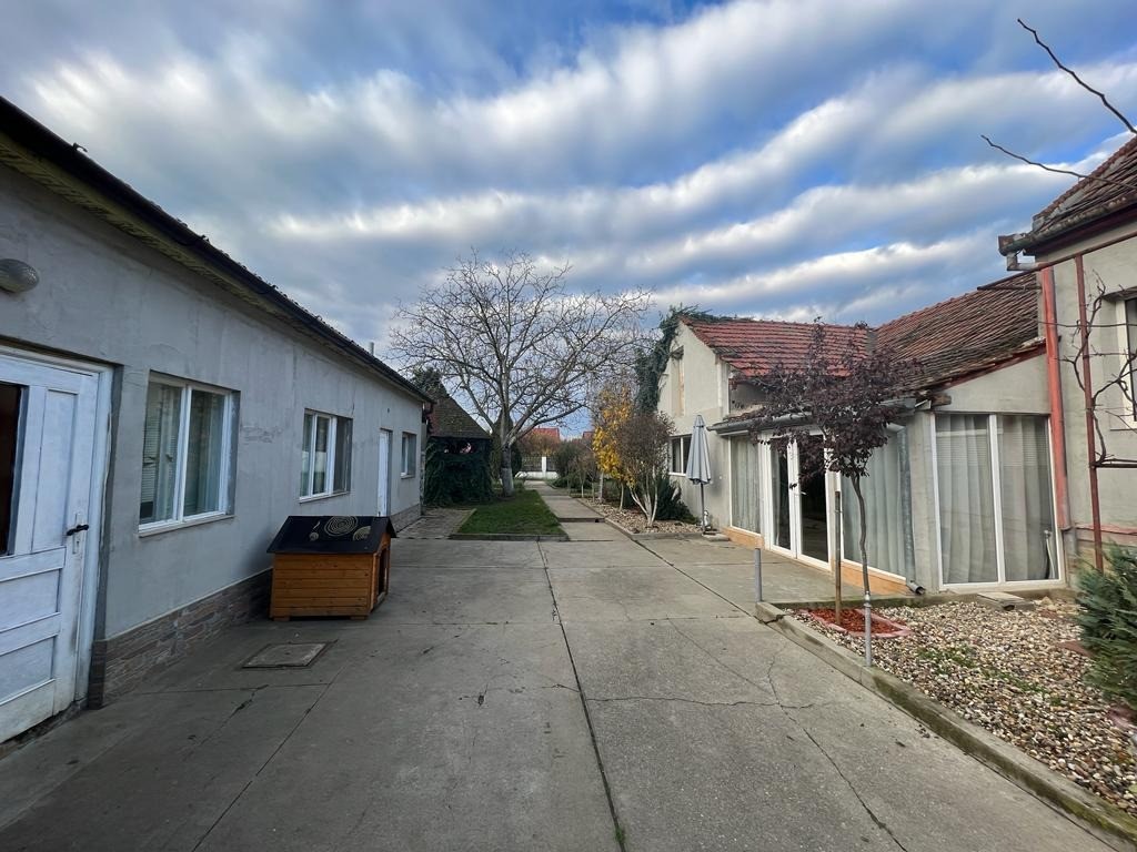 Proprietate cu 2 case zona Aradul Nou - ID : RH-6532