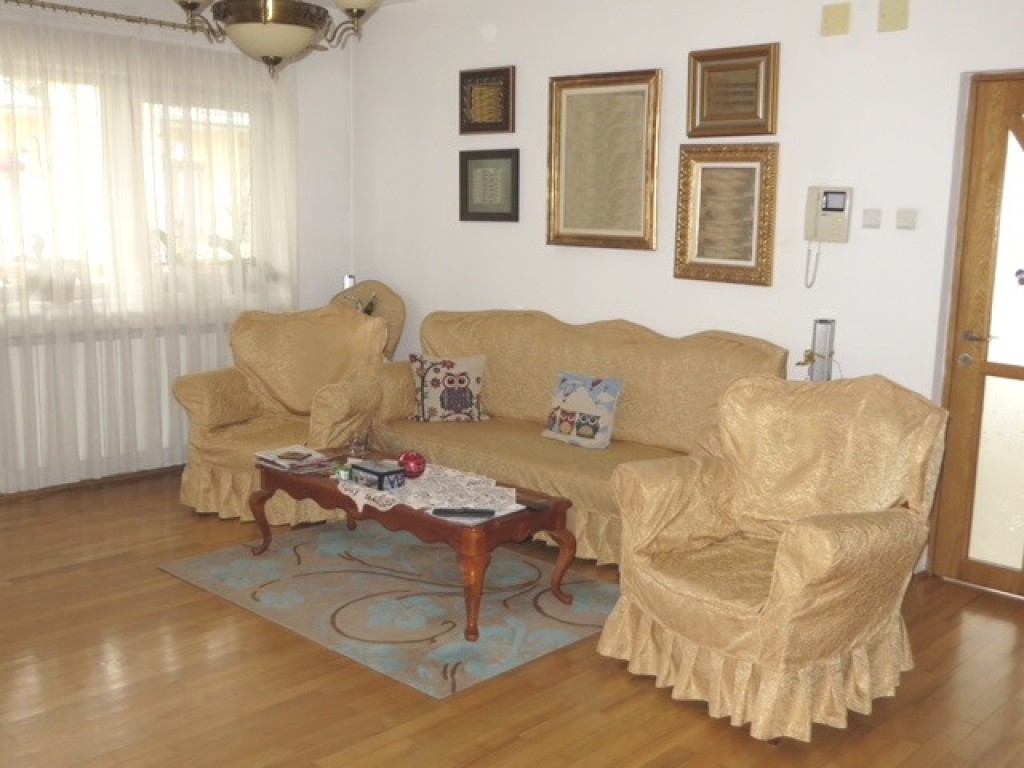 Zona Mihai Bravu imobil 8 camere curte generoasa