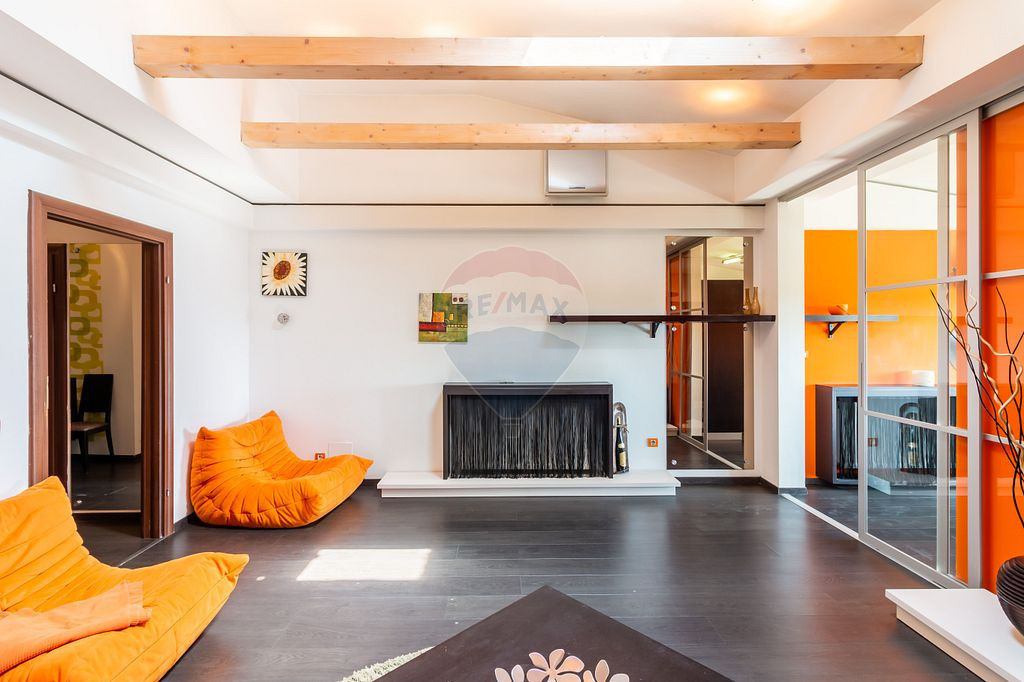 Apartament cu 3 camere de vânzare în zona Jiului