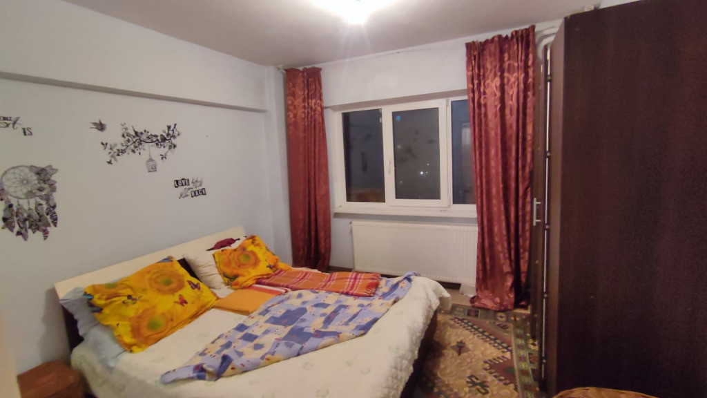 Apartament trei camere, decomandat, balcon, etaj 4 din 10, Narcisa