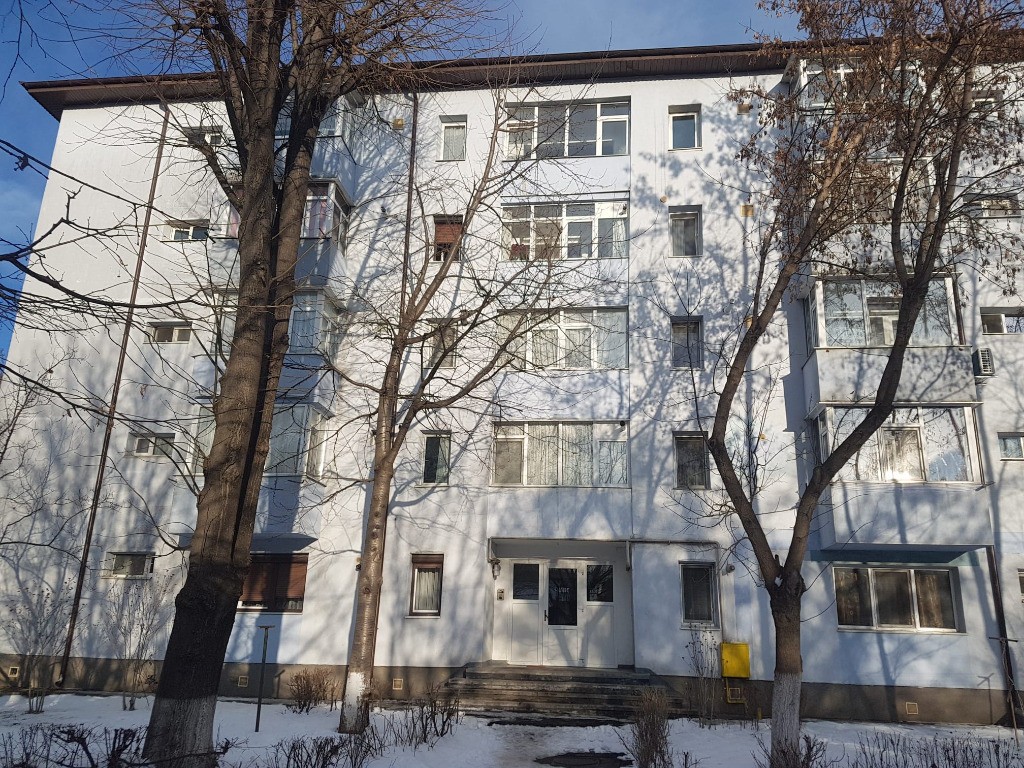 Apartament doua camere, bucatarie mare, renovat, liber, Aviatori