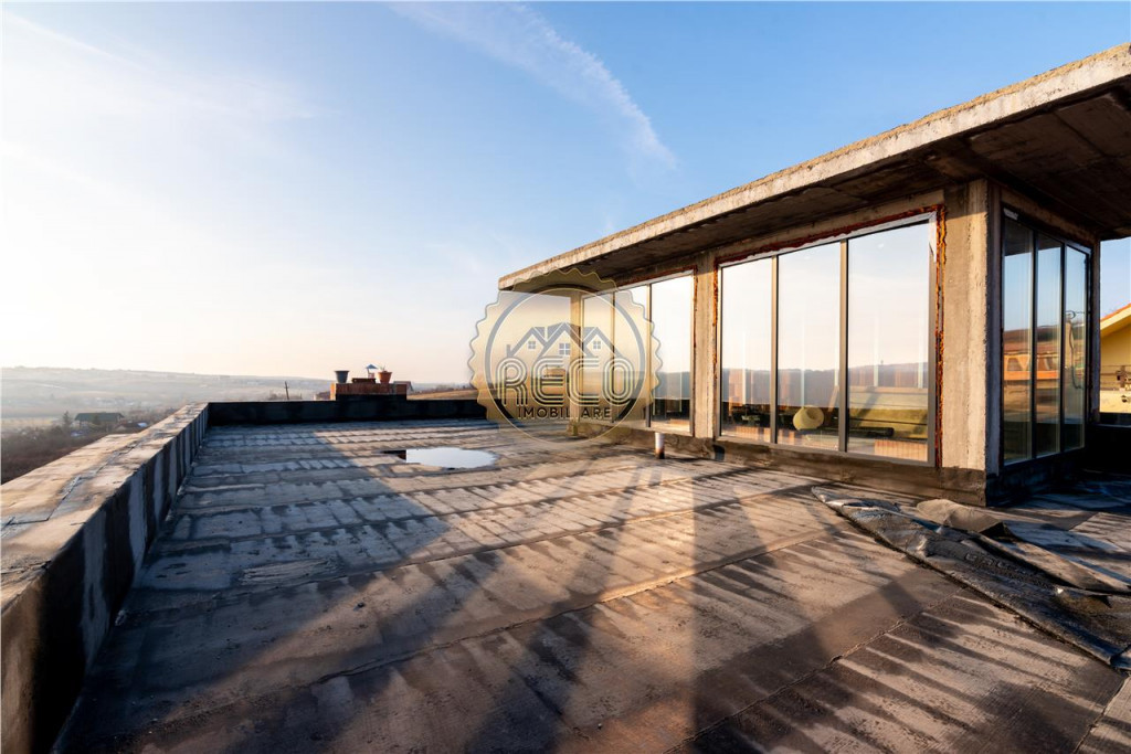 Vila exclusivista cu 5 camere #537;i 2 bai, in rosu, zona Pa