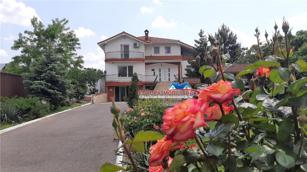 Casa D P M de cu vedere la lac