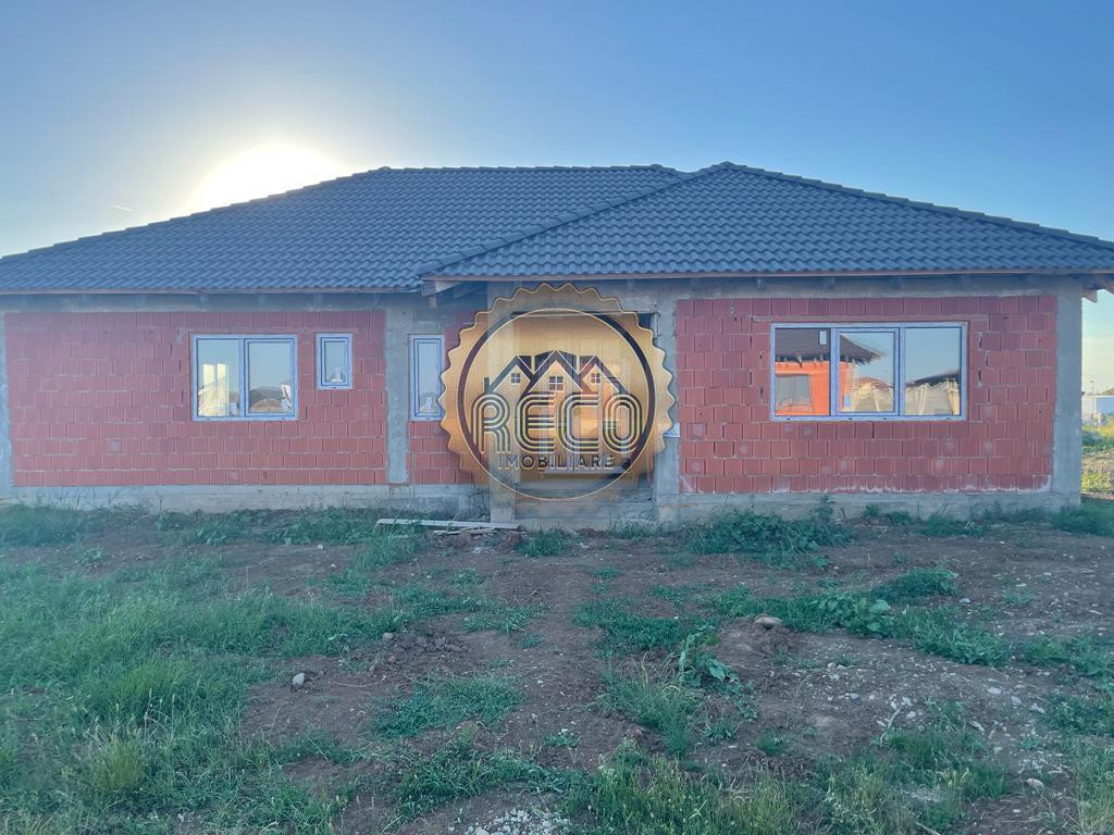 CASA DE COMPUSA DIN 3 CAMERE, 2 BAI, 1 LIVING, 1 BUCATARIE