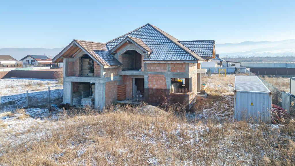 Casă cu Garaj - Personalizează-ți Spațiul După Bunul...