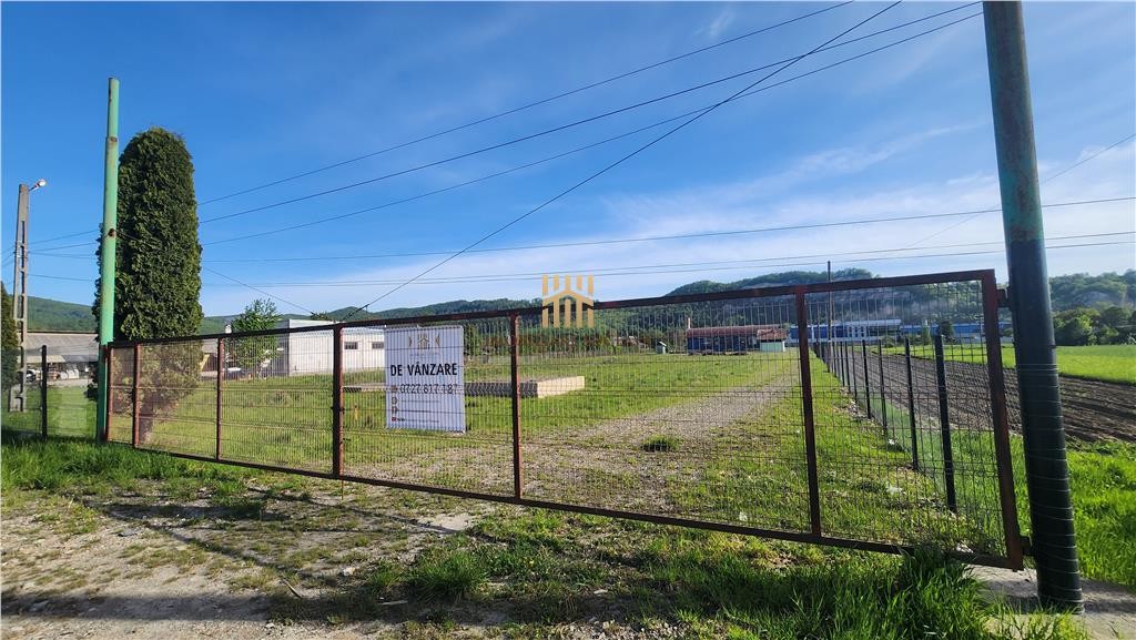 Teren intravilan 1,5 hectare si Hala - Gura Humorului la DN