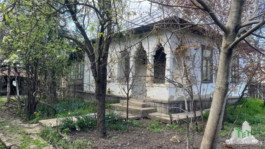 Casa traditionala de renovat 3100 mp teren la 40 km de Buzau