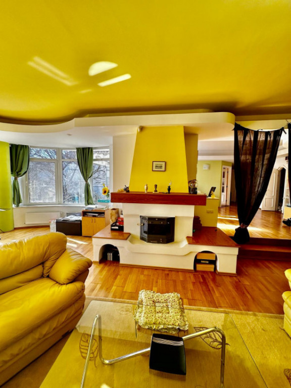 Vilă S+P+1+M in zona Faleza Nord - Universitate