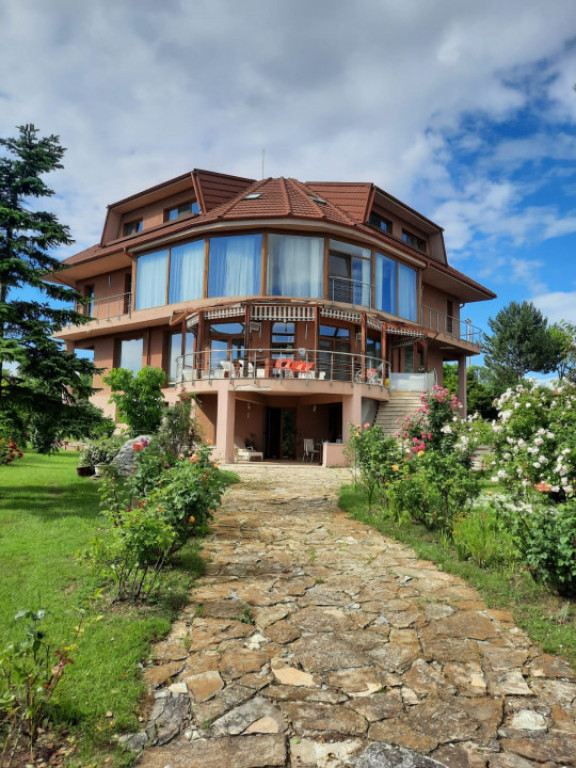 SUPER OCAZIE SE VINDE VILA DE LUX INTR-UN CARTIER VIP, SNAGO