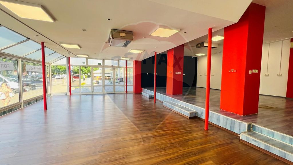Spațiu comercial cu vitrina central de închiriat