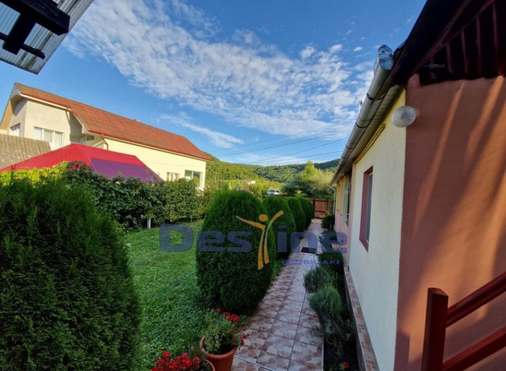 VAND CASA MOBILATA SI UTILATA + GRADINA + TEREN, DEJ