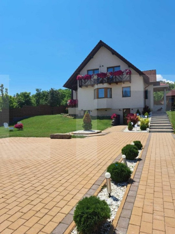 Casa eleganta cu 5 dormitoare, living, 2 bucatarii si 3 bai