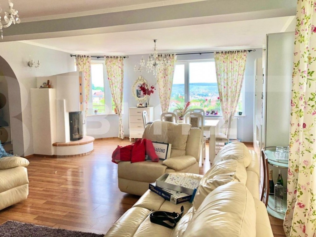 Casa individuala 300 mp, 1000 mp teren, 6 camere, 8 parcari,