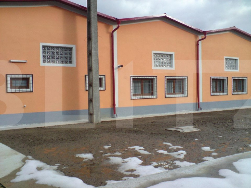 Depozit cu birouri cu mezazin si casa separata