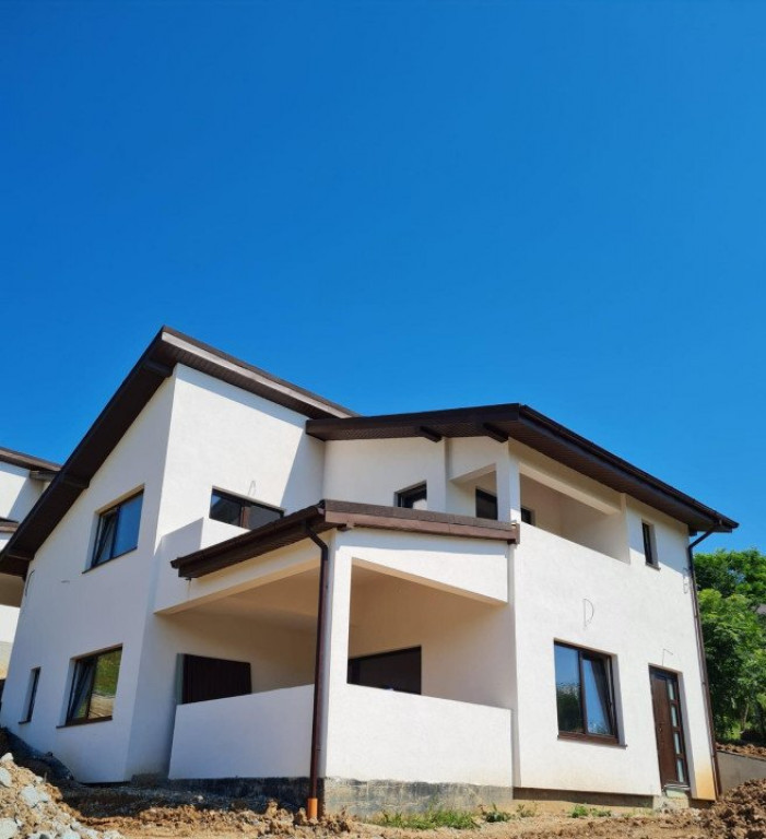 Casa individuala, 4 camere, semineu, pivnita, 443 mp de tere
