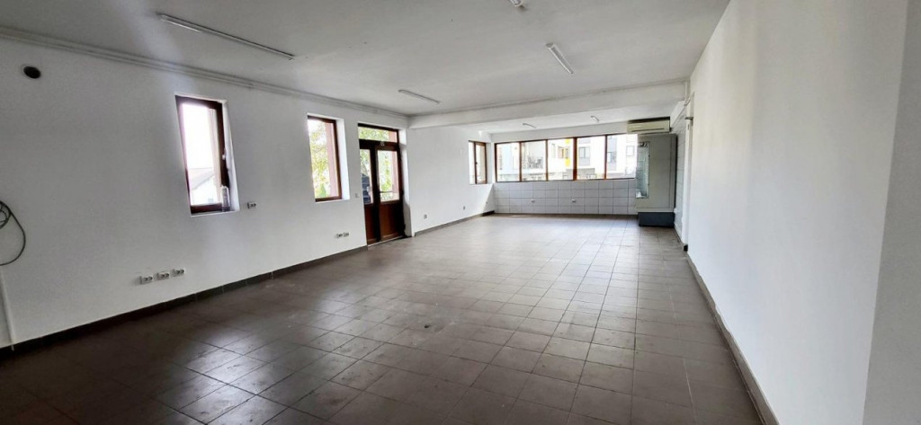Spatiu comercial la strada, 79mp, zona Subcetate