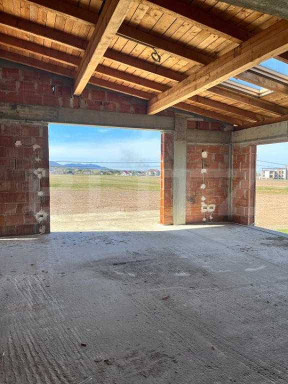 Oaza rustica de tranquilitate: Case si teren generos de 9400