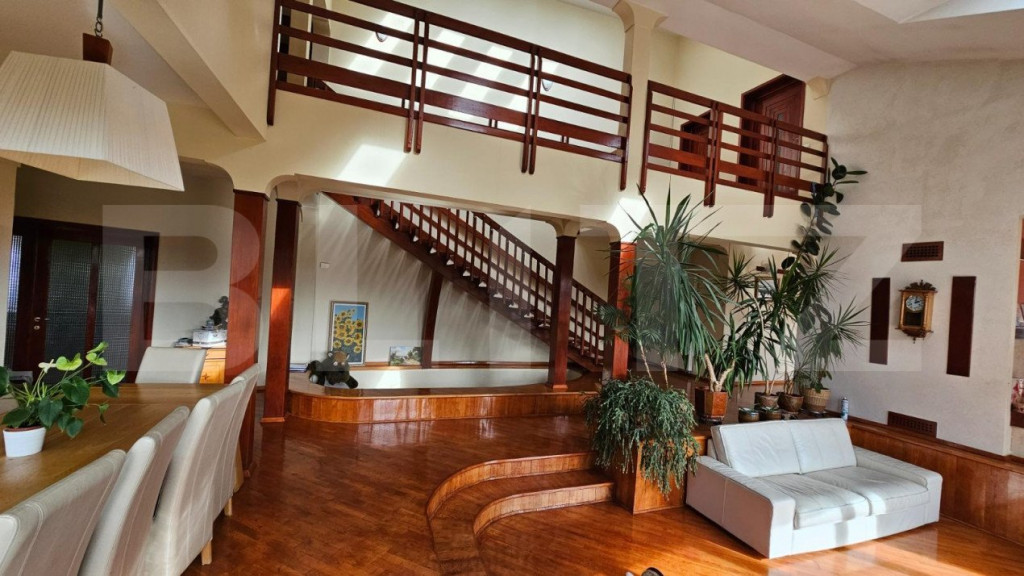 Casă de vânzare de 380mp utili și 3500 mp teren în Sâng