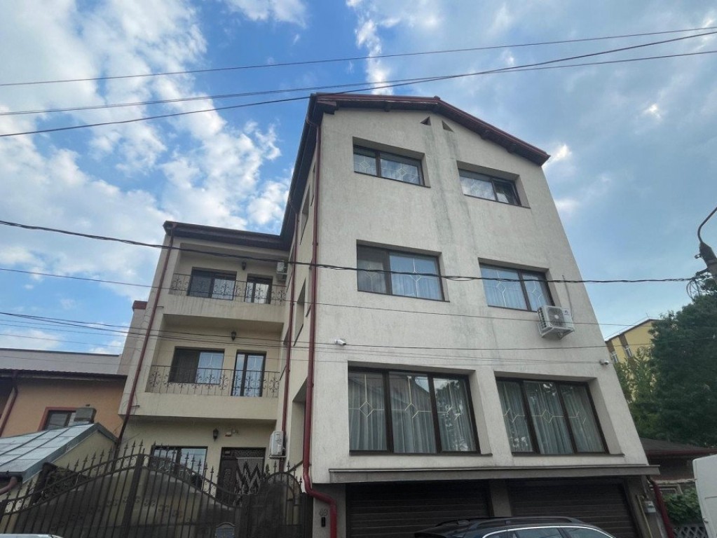 Vila Cu Posbilitate De Investitie - 420 Mp - Antiaeriana