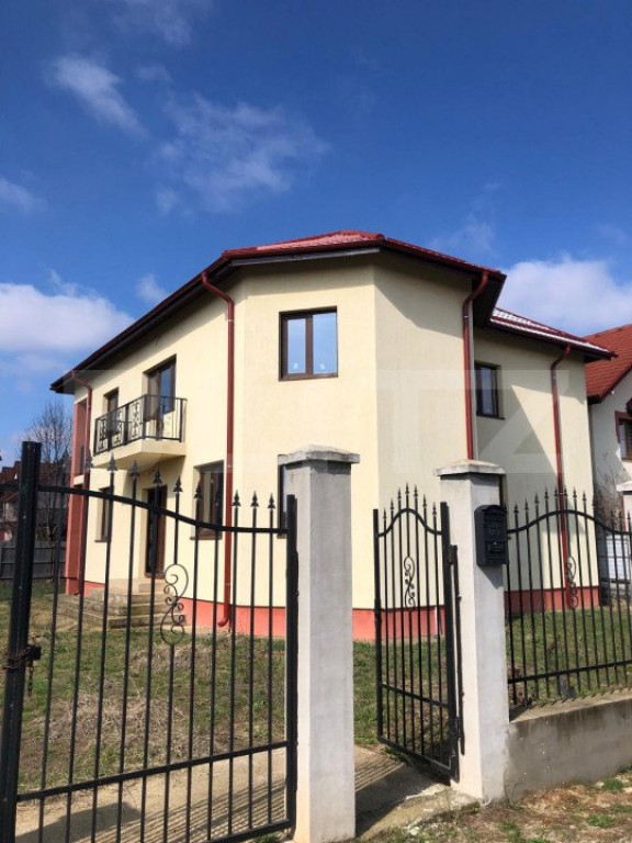 Vila cu 5 camere, 214 mp, teren de 536 mp, Targoviste-Prisea