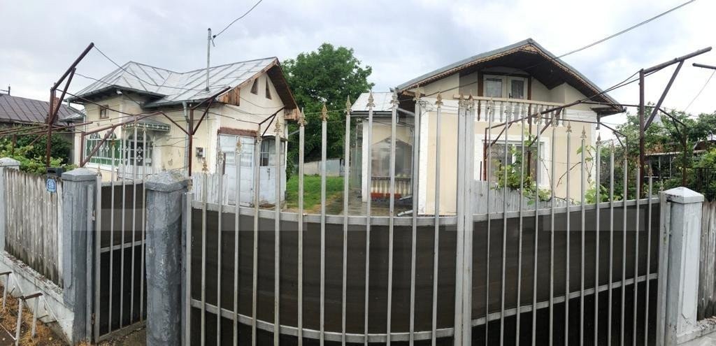 2 CASE LA PRET DE UNA IN COM. MOGOSANI