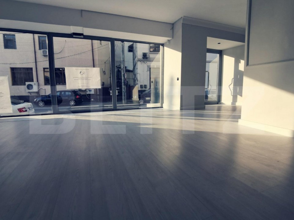 Spatiu Comercial, 41 mp, vitrina, trafic intens, 2 locuri de