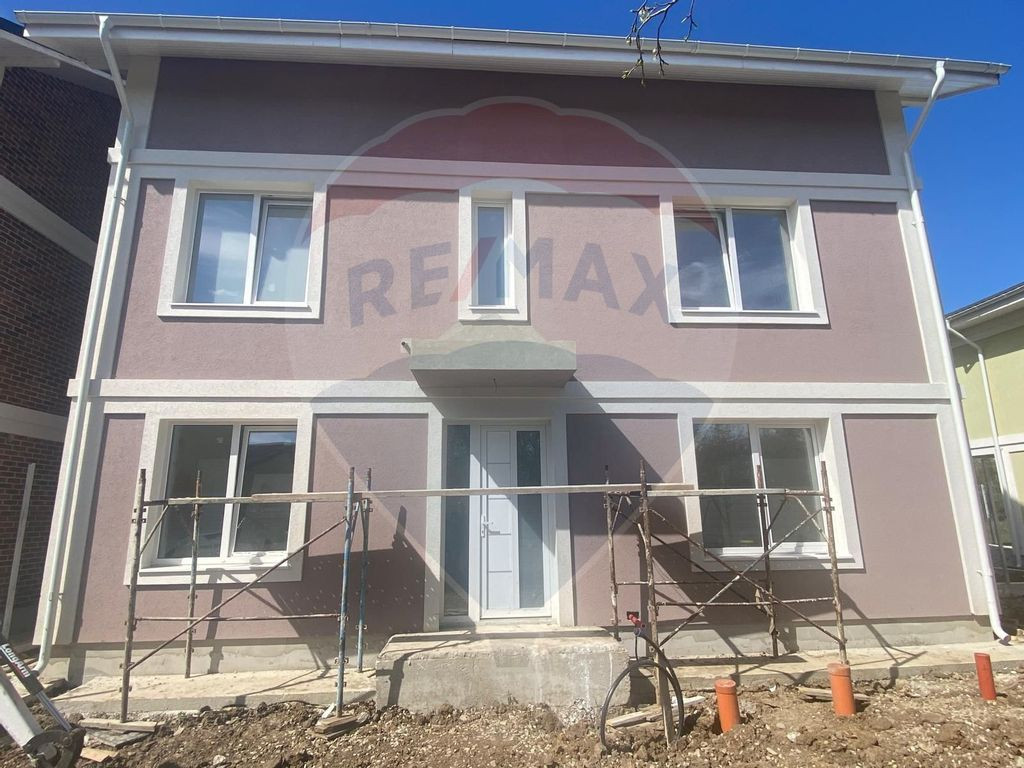 DE VANZARE Vilă cu 4 camere Otopeni