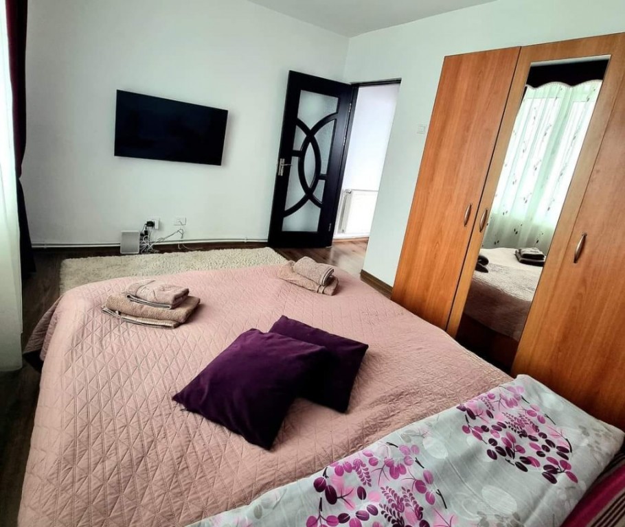 Vand apartament cu 3 camere, zona buna