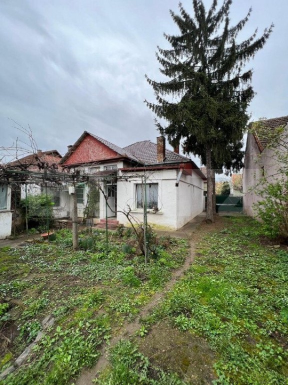 Casă Spațioasă, zona Cartierul Titulescu, 9 ari teren