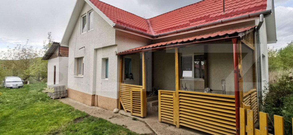 Casă cu 1400 mp teren în Sărădiș, sat Valcele