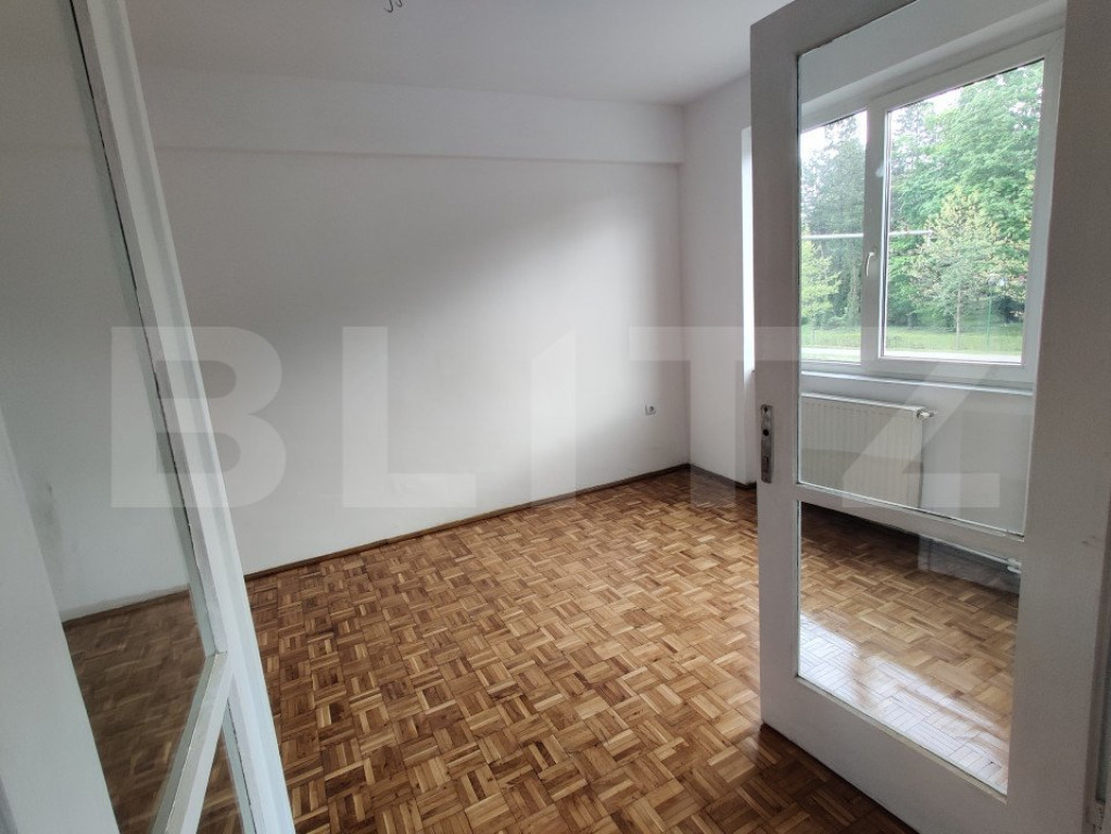 Apartament cu 4 camere semidecomandat