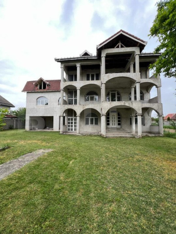 2 CASE, 300mp/700mp, teren 30 ari, zona strada Botizului