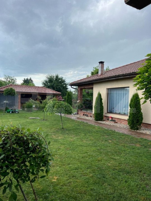 Casa cu 4 camere, 150 mp, teren 1000 mp, zona Bercu Rosu