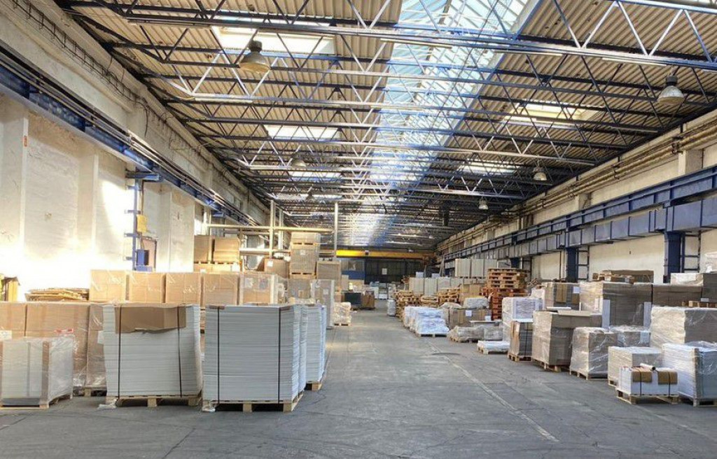 Hala de vanzare 5000 mp in apropiere de metrou Republica