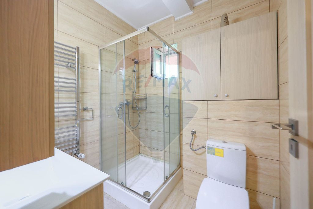 Apartament 4 camere de închiriat, cu 2 locuri de parcare...