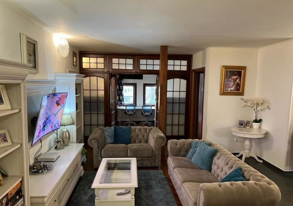 Unirii,Decebal,Apartament 4 camere, sup.130 mp, cu curte de 60 mp.