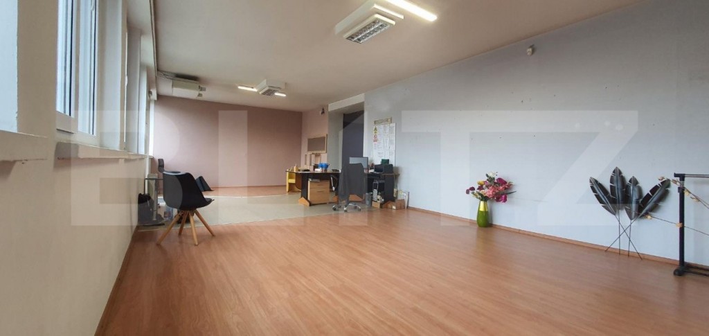 Spatiu comercial pe 2 nivele,spatii depozitare + parcari, in