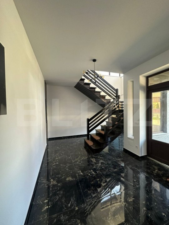 Cladire cu destinatii multiple, 200mp si hala de 200mp, zona