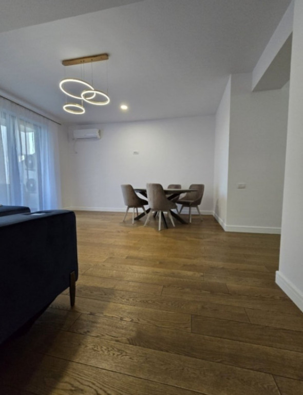 Apartament 3 camere decomandat ,etajul 3/7, suprafata 140mp/