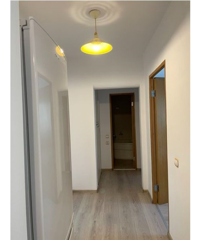 Stradal, vis-a -vis de Park Tineretului,