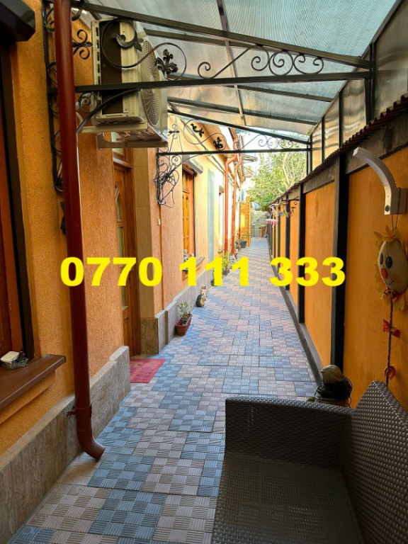 Zona Centrala, casa cu 4 camere si doua spatii comerciale.