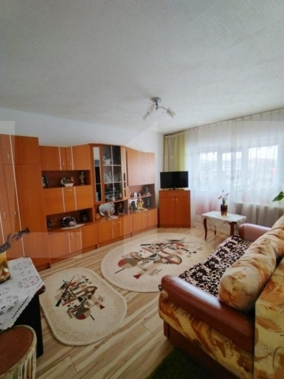Apartament de 3 camere, 72 mp, balcon liniar, zona Spitalul