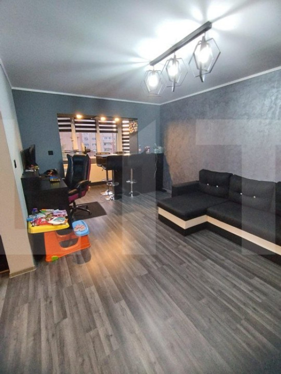 Apartament cu 4 camere, 2 bai, 80 mp, et. intermediar, zona