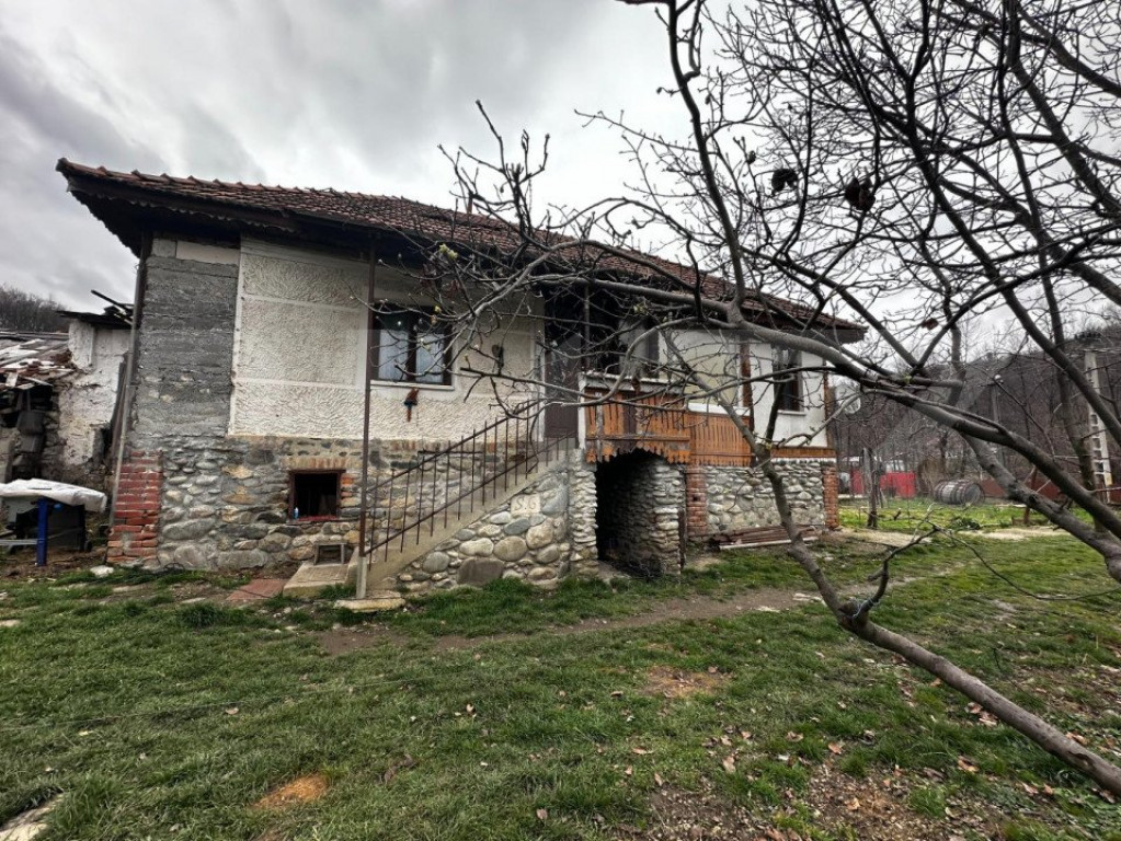 Casa plan parter si 6000 mp teren, zona Sambotin