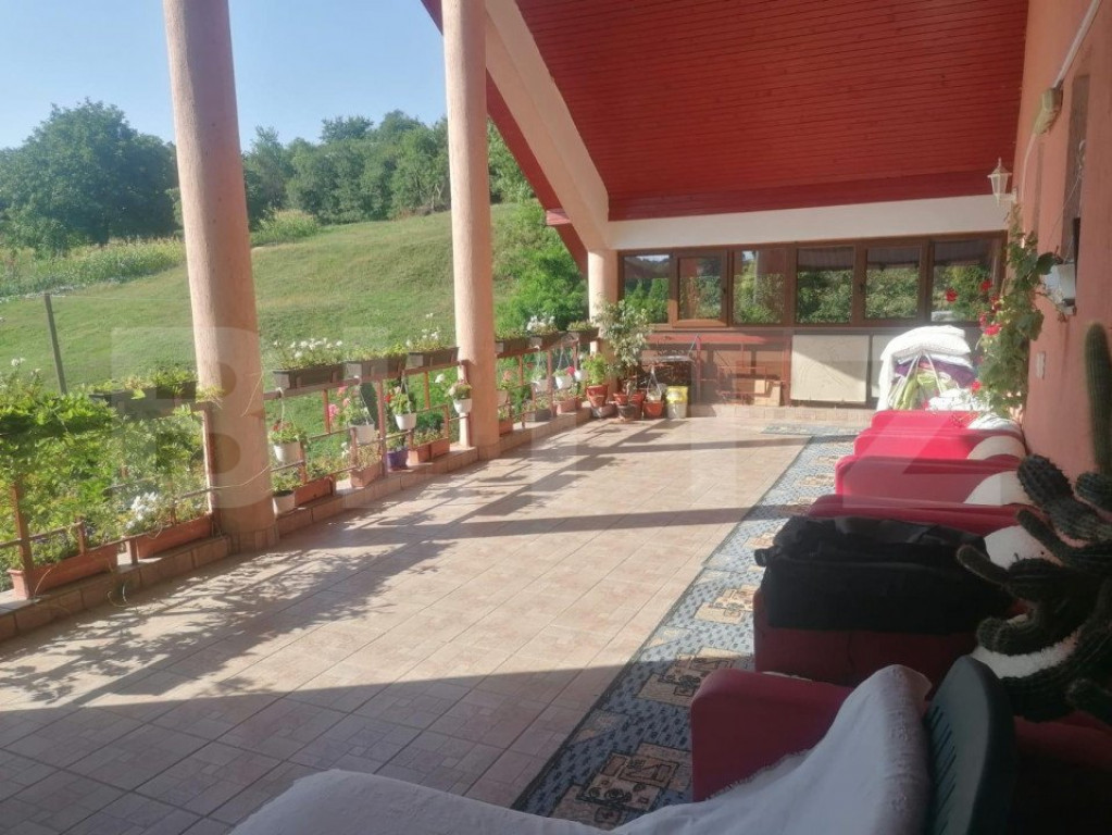 Casa cu arhitectura deosebita, iaz, panouri solare, 370mp, z