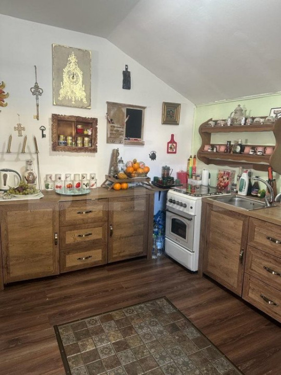 Casa 6 camere, 2 camere SAD la strada principala, potrivit C