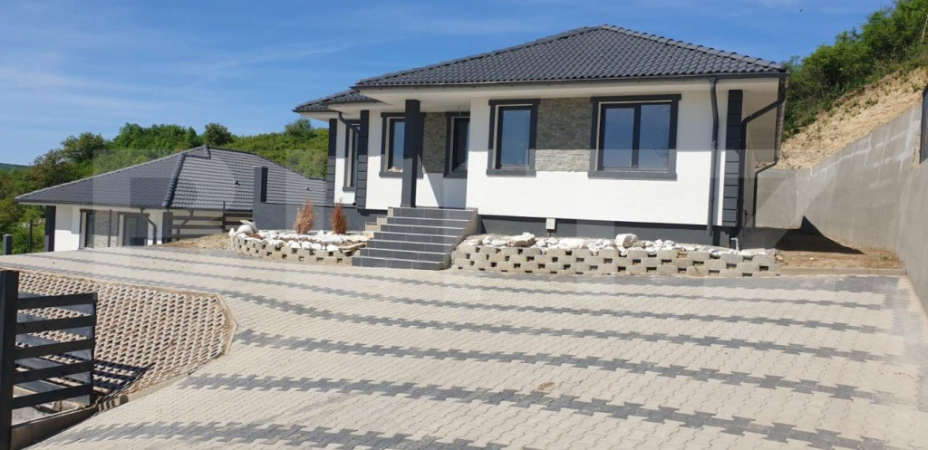 Casa pe un nivel, 138 mp utili, curte privată-Corunca